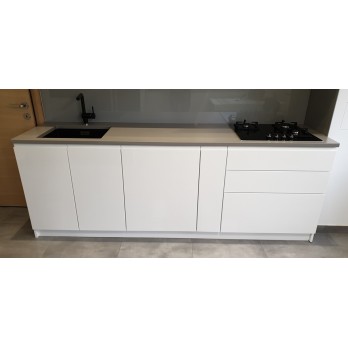 Kuhinja lakirani medijapan mat Silestone Kensho radna ploča