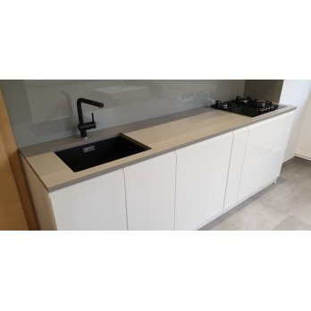 Kuhinja lakirani medijapan mat Silestone Kensho radna ploča