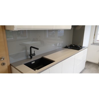 Kuhinja lakirani medijapan mat Silestone Kensho radna ploča