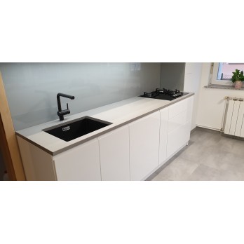 Kuhinja lakirani medijapan mat Silestone Kensho radna ploča